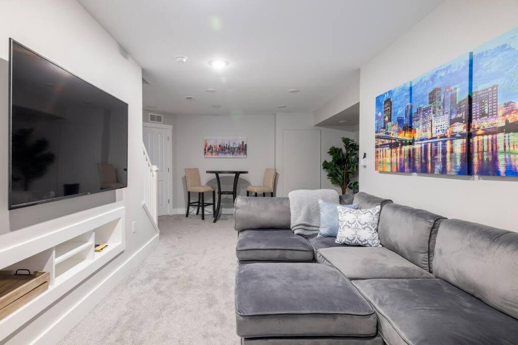 4 Bedroom 3 Bath Sleeps 10 Pet Friendly Private Backyard, 2 Car Garage, City Views, Close To All Stadiums And Casino Pittsburgh Eksteriør billede