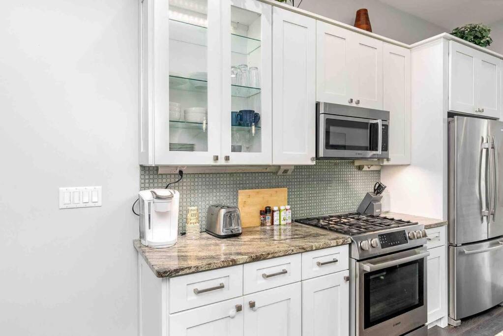 4 Bedroom 3 Bath Sleeps 10 Pet Friendly Private Backyard, 2 Car Garage, City Views, Close To All Stadiums And Casino Pittsburgh Eksteriør billede