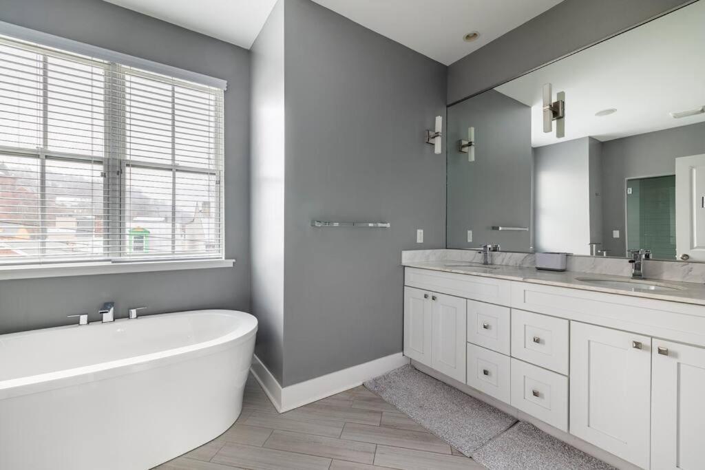 4 Bedroom 3 Bath Sleeps 10 Pet Friendly Private Backyard, 2 Car Garage, City Views, Close To All Stadiums And Casino Pittsburgh Eksteriør billede
