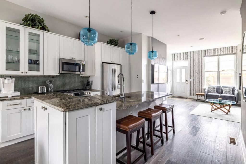 4 Bedroom 3 Bath Sleeps 10 Pet Friendly Private Backyard, 2 Car Garage, City Views, Close To All Stadiums And Casino Pittsburgh Eksteriør billede