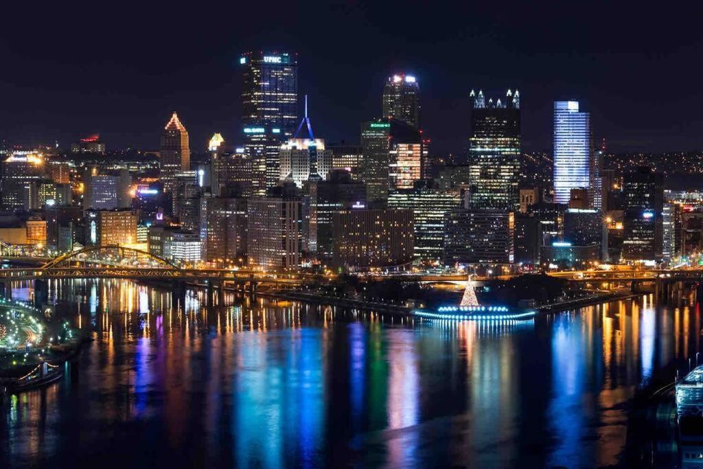 4 Bedroom 3 Bath Sleeps 10 Pet Friendly Private Backyard, 2 Car Garage, City Views, Close To All Stadiums And Casino Pittsburgh Eksteriør billede